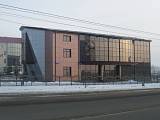 Здание автотехцентра на ул. Мужества со стеклянным фасадом